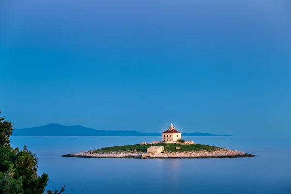 Deniz feneri Pokonji Dol Adası