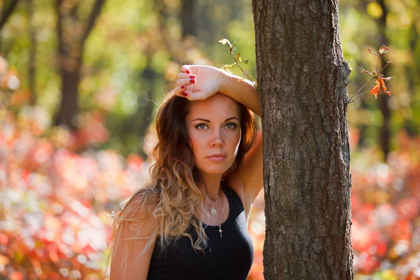 Fille dans les feuilles rouges en automne — Photo