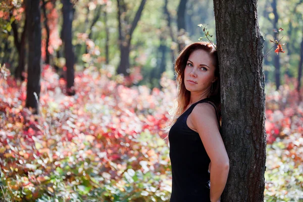 Fille dans les feuilles rouges en automne — Photo