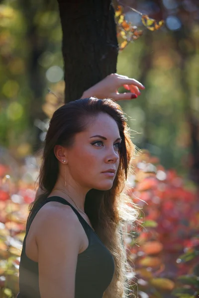 Fille en feuilles d'automne — Photo