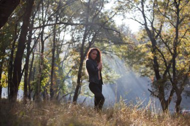 güzel kız ormanda poz