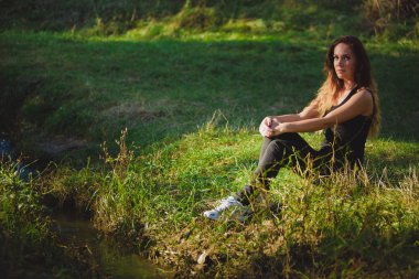 güzel kız ormanda poz