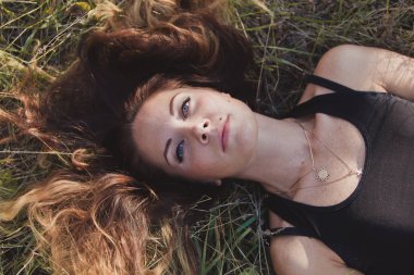 güzel kız ormanda poz