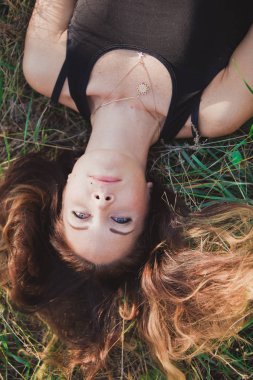 güzel kız ormanda poz