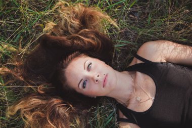 güzel kız ormanda poz