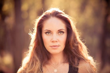 güzel kız ormanda poz