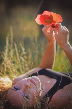 yaprakları ile kız