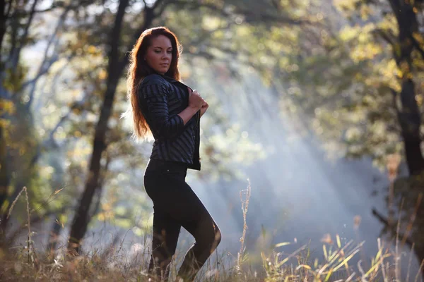Fin jente som poserer i skogen – stockfoto