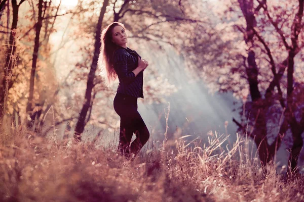 Menina agradável posando na floresta — Fotografia de Stock