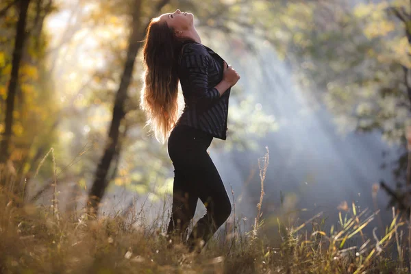 Menina agradável posando na floresta — Fotografia de Stock