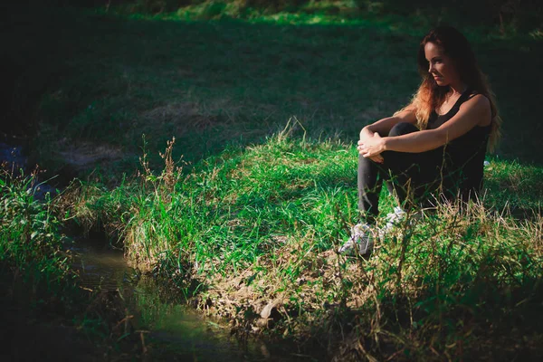 Menina agradável posando na floresta — Fotografia de Stock