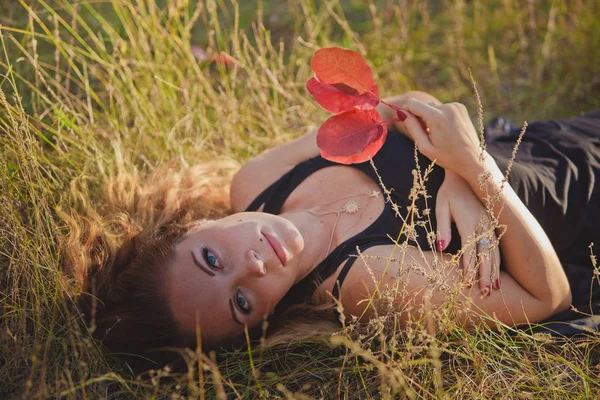 Fille avec des feuilles — Photo