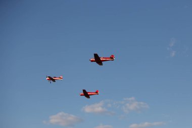 küçük uçak gökyüzünde