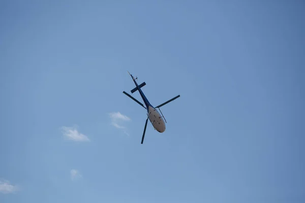 Helicóptero pequeño volar — Foto de Stock