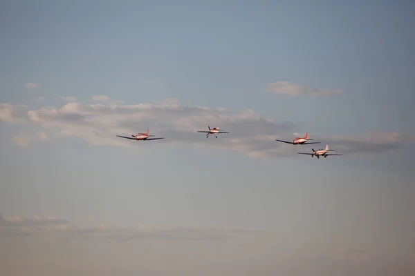 Små flygplan på himlen — Stockfoto