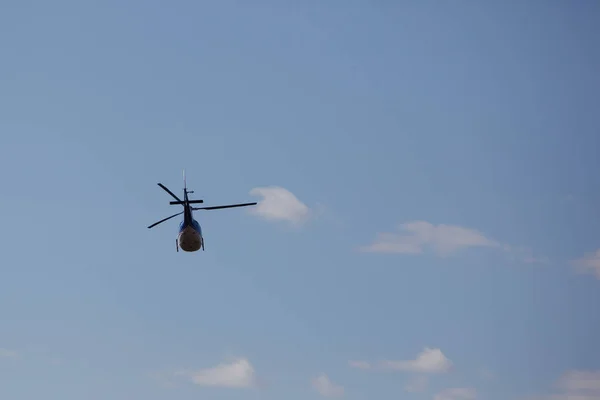작은 헬기 비행 — 스톡 사진