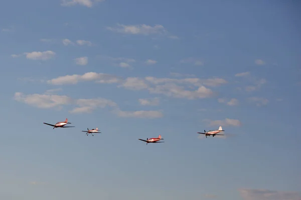 Små flygplan på himlen — Stockfoto