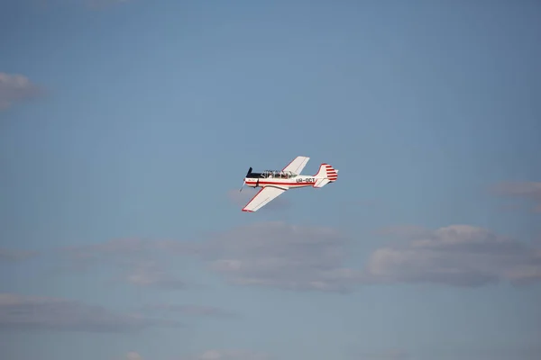 Lätta flygplan sky — Stockfoto