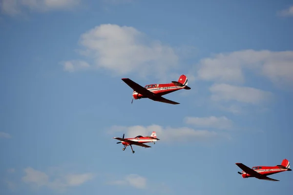 Kleinflugzeug am Himmel — Stockfoto