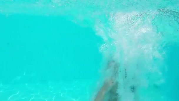 Dziewczyna nurkować pod wodą zwolnionym tempie — Wideo stockowe