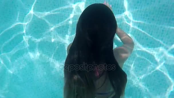 Mädchen schwimmt in Zeitlupe — Stockvideo