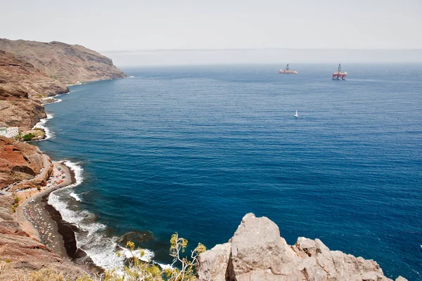 Plataforma de petróleo perto da praia — Fotografia de Stock