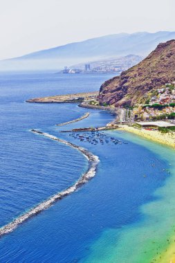 Plaj dağlar sahil şehir bağlantı noktası