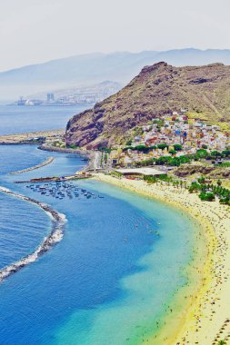 Plaj dağlar sahil şehir bağlantı noktası