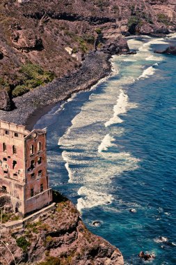 okyanus kıyısında berbat