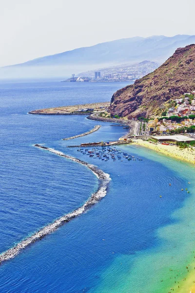 Plaj dağlar sahil şehir bağlantı noktası