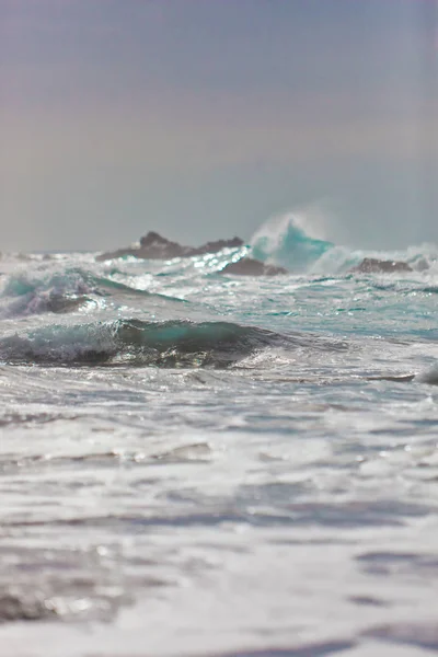 Océano salvaje playa rocas — Foto de Stock