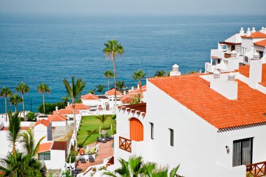 Kırmızı çatılı evler