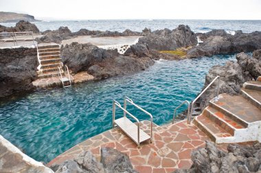 okyanus doğa havuzu merdiven kaya ile