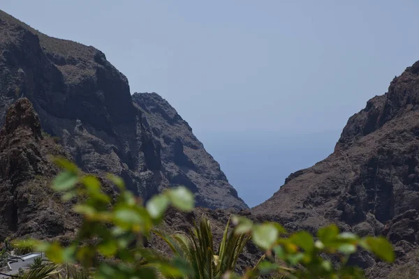 Tropic bergwegen rotsen — Stockfoto