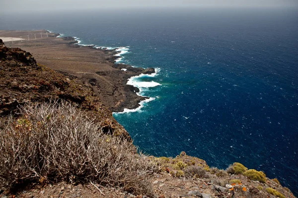 Oceaan wilde strand rotsen — Stockfoto