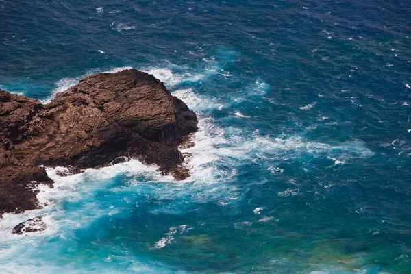 Oceano selvagem praia rochas — Fotografia de Stock