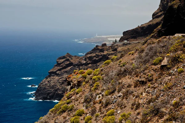 Oceaan wilde strand rotsen — Stockfoto