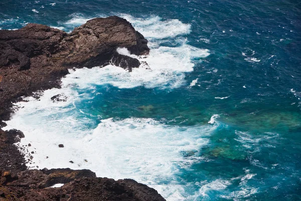 Oceano selvagem praia rochas — Fotografia de Stock