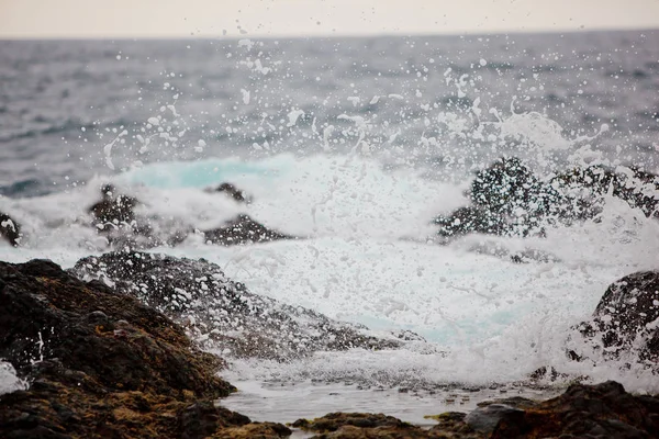 kayaların üzerinde sıçrama okyanus dalgaları