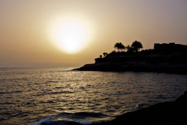 Güneş gün batımı siluetleri