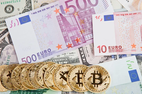 Bitcoin pièces avec euros et dollars — Photo