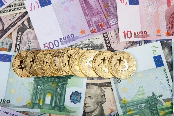 Bitcoin pièces avec euros et dollars — Photo