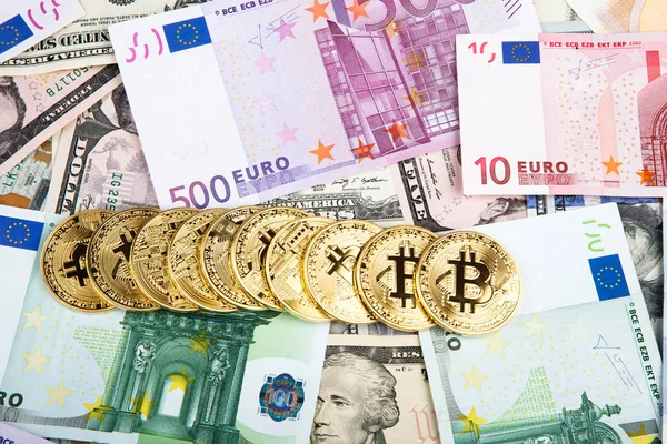Bitcoin pièces avec euros et dollars — Photo