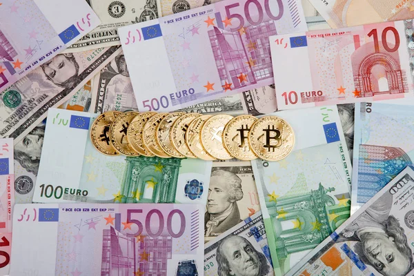 Bitcoin pièces avec euros et dollars — Photo