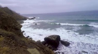 vahşi okyanus dalgalarının sahilinde