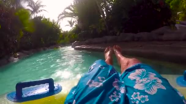 Homens Relaxando Enquanto Nadam Parque Aquático — Vídeo de Stock