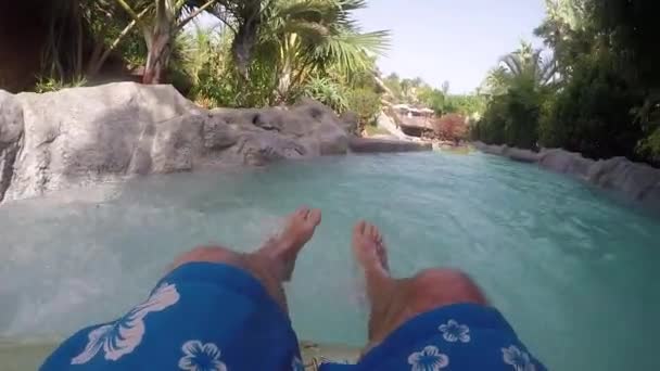 Mannen Ontspannen Tijdens Het Zwemmen Waterpark — Stockvideo