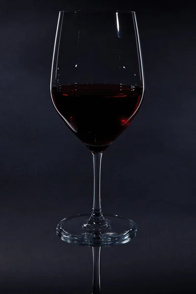 黒に分離された赤ワインのガラス — ストック写真