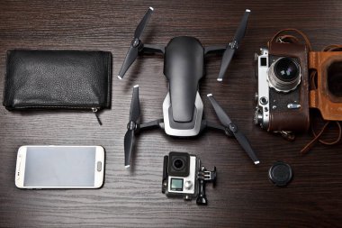 Masanın üzerinde modern araçlar