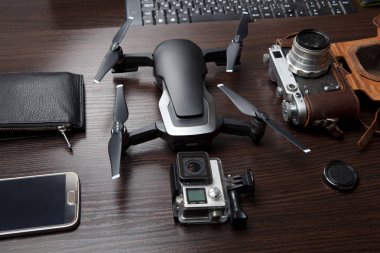 Masanın üzerinde modern araçlar